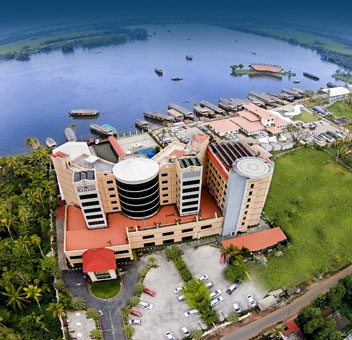 Alleppey Resort In Kerala Facing Punnamada Backwaters