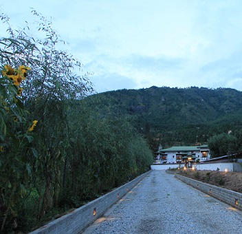 This resort is nestled among Himalayan valleys of Bhutan offering you the panoramic view of the rice fields from your room.