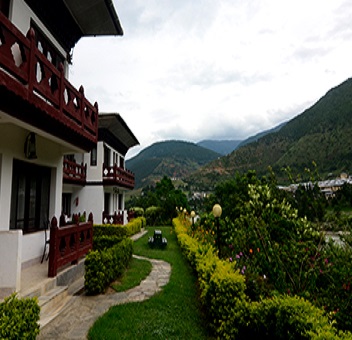 This resort is situated on the banks of the famous Punakha River and offers an amazing view of the valley to a calm and lush environment. You can have a unique and heavenly experience of gazing at the distant Himalayan mountain ranges and the crystal-clear river.