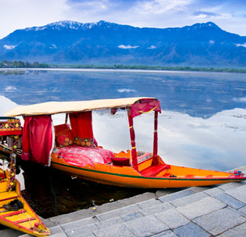 Dal Lake is a distinct landmark of Srinagar, well-known among tourists all over the world.